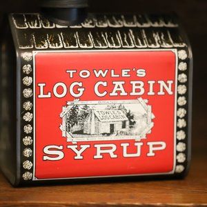 VINTAGE TOWLES LOG CABIN SYRUP ADVERTISING TIN MAPLE SYRUP COLLECTIBLE